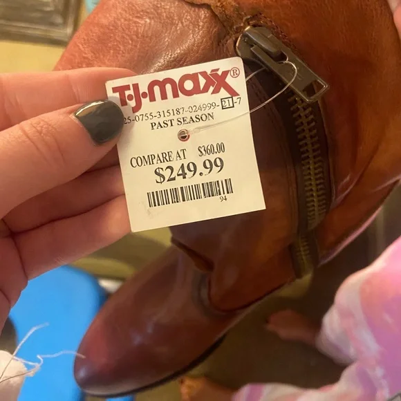 Never worn Frye size 9 boots - Picture 4 of 4